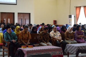 Ketua Jurusan Sejarah bersama jajaran dosen Sejarah