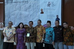 Pemateri berfoto dengan Bu Dekan FIS